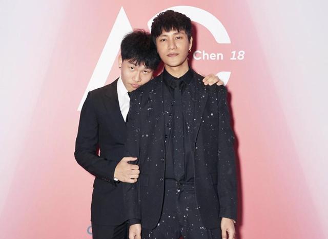 陈坤晒与儿子陈尊佑合照睹物思人,父子俩穿同款型男范十足