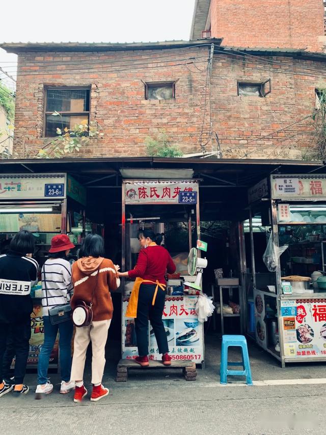 饿了两个月,该去美食街解解馋了!