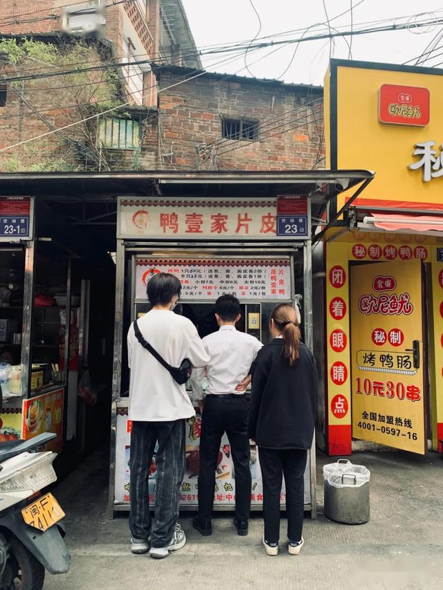 饿了两个月,该去美食街解解馋了!