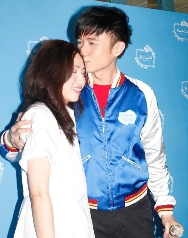 阿信恋情被锤,继古巨基黎明萧敬腾之后,又一位女助理拿下了男神
