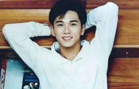 1997年香港回归,大喊“我终于有国家了”的温兆伦,如今怎么样了