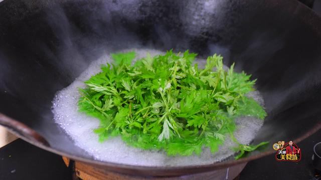 1把艾草5只鸡蛋,教你做好的艾草煎蛋,焦香美味,做法很简单!