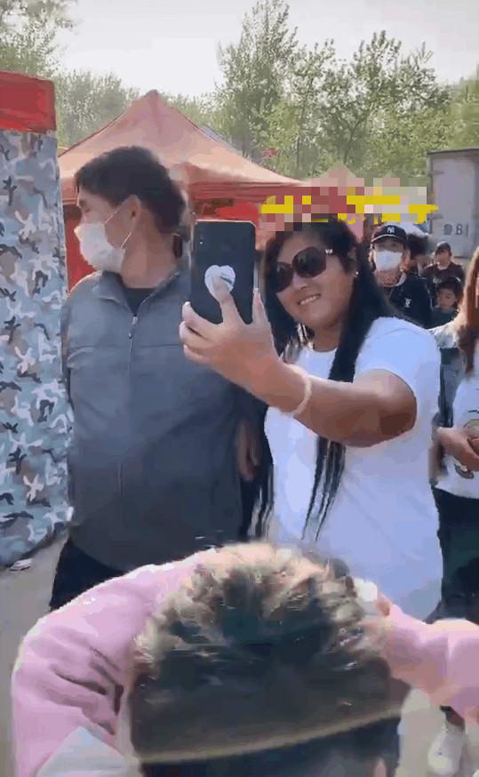 大衣哥做好事遭遇意外,物资被村民哄抢很无奈,与女子合影却笑了