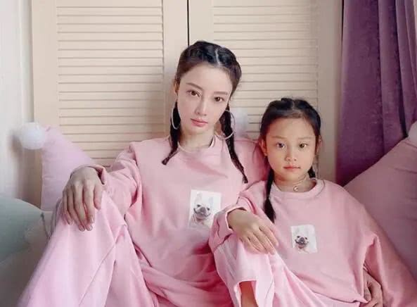 余情未了?李小璐晒女儿甜馨美照,不舍删贾乃亮恩爱旧照