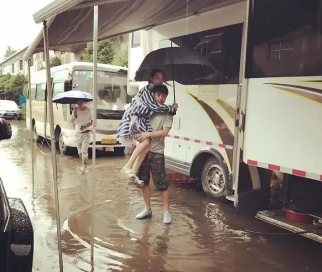 余情未了?李小璐晒女儿甜馨美照,不舍删贾乃亮恩爱旧照