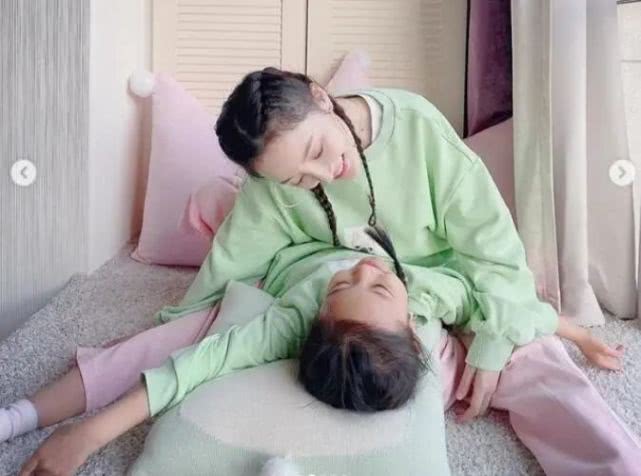 余情未了?李小璐晒女儿甜馨美照,不舍删贾乃亮恩爱旧照