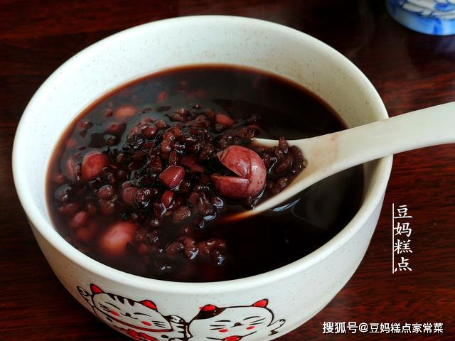 睡前煮,早上喝,这粥每周喝2碗,气色红润不长斑