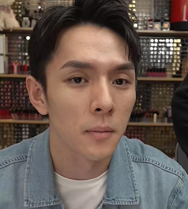 李佳琦直播忘开美颜,真实皮肤状况惊呆网友,坦言最近太累了