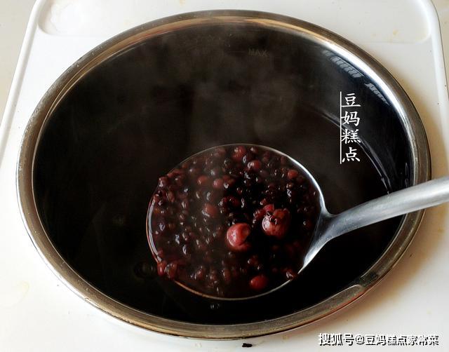 睡前煮,早上喝,这粥每周喝2碗,气色红润不长斑