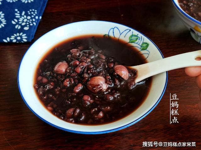 睡前煮,早上喝,这粥每周喝2碗,气色红润不长斑