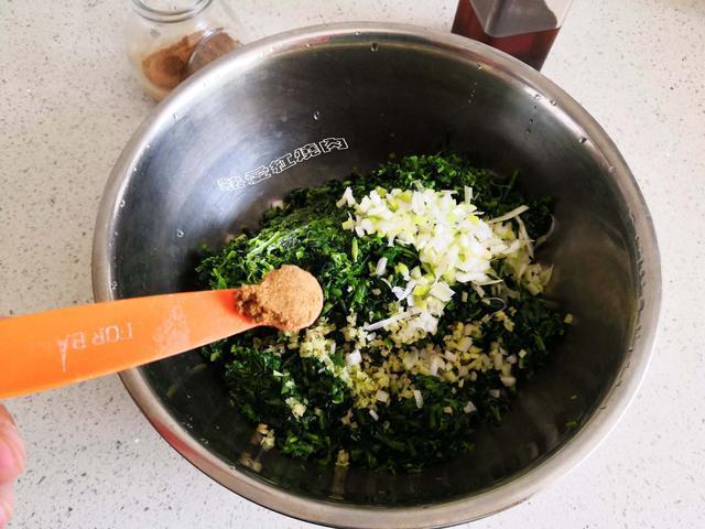 每次见到这野菜我都要揪点,回来包大菜团子,家里老人可爱吃了