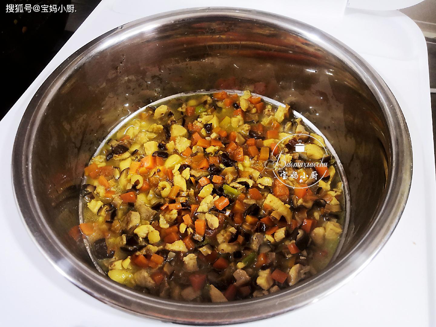 孩子要常吃的焖米饭,肉菜一锅味道香,春天长身体正需要
