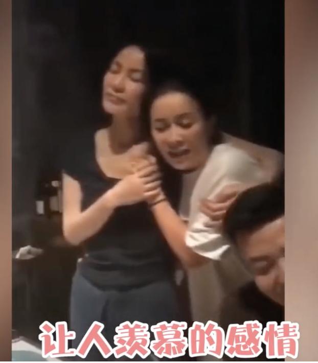 王菲那英酒后同框唱K,素颜出镜发际线感人,两人相拥画面太有爱