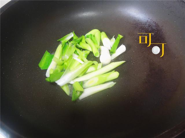 难得一吃的野生小海鲜,口感脆嫩,加把青蒜一起炒,真香!