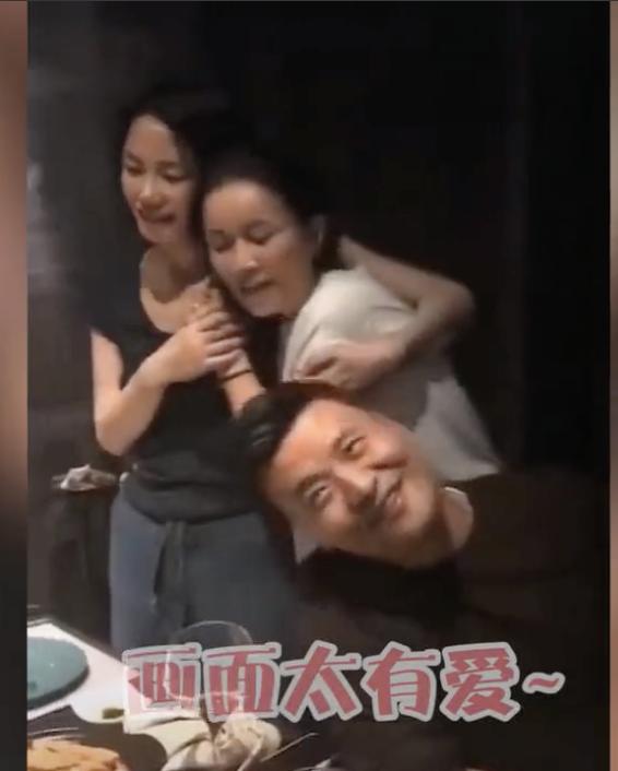 王菲那英酒后同框唱K,素颜出镜发际线感人,两人相拥画面太有爱