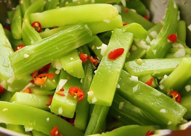 这道莴笋酸很简单,但是我是边咽口水边给你们整理的文字