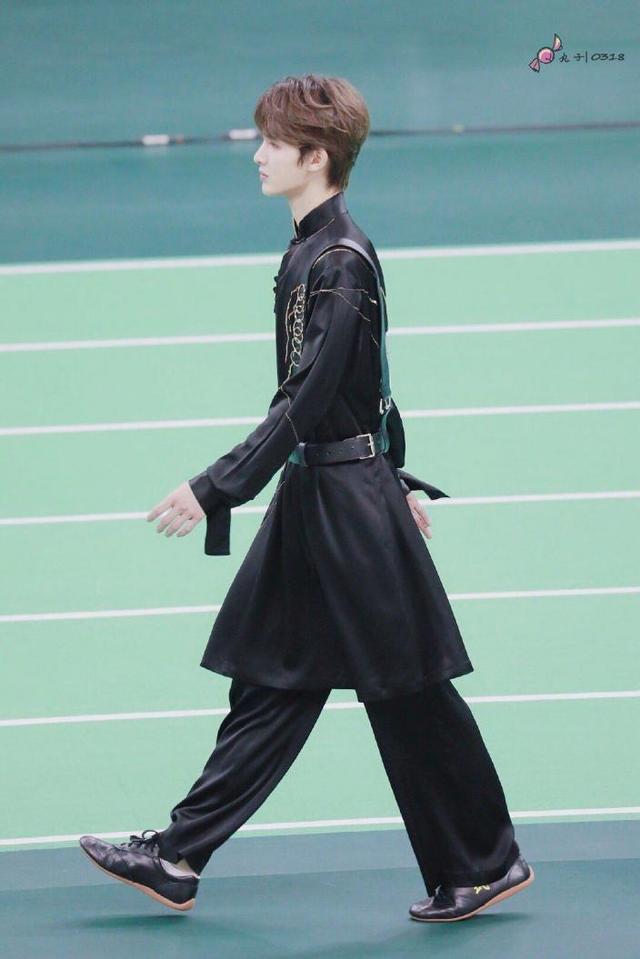 粉丝不让举铁?以瘦为美太畸形,蔡徐坤朱正廷林彦俊瘦成纸片人