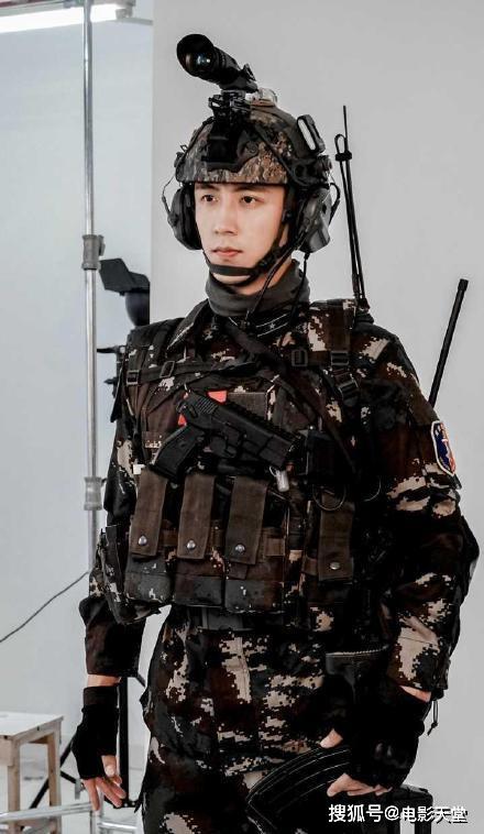 《亲爱的戎装》出路透,黄景瑜展现男友力,甜吗?