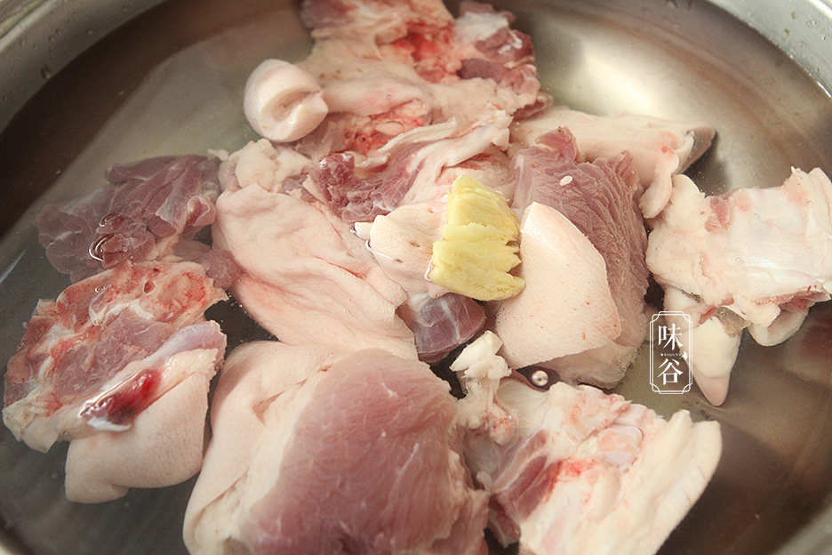 猪蹄放这种酱在锅里焖煮,肉香软烂太入味,香喷喷的超下饭