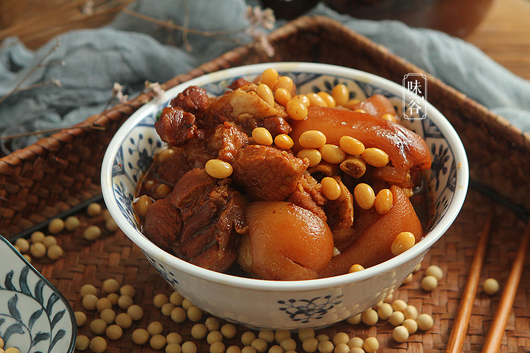 猪蹄放这种酱在锅里焖煮,肉香软烂太入味,香喷喷的超下饭