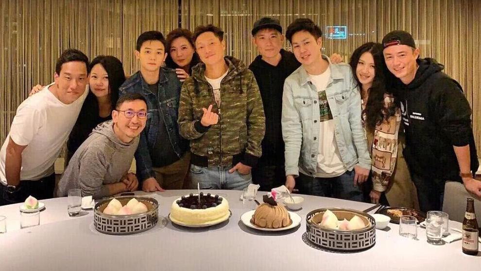 40岁霍建华近照,发福明显变油腻大叔,开心聚会不见林心如