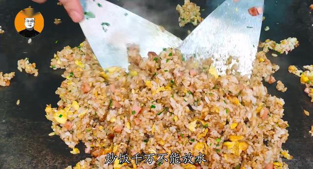 炒饭很多人第一步就错了,大厨教你3个小技巧,米饭粒粒分明!
