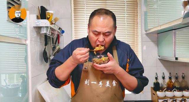 炒饭很多人第一步就错了,大厨教你3个小技巧,米饭粒粒分明!