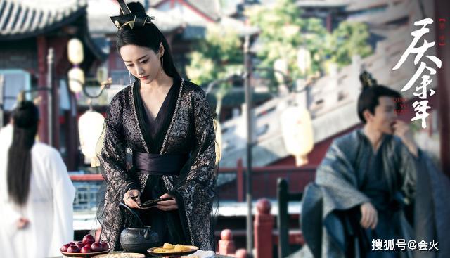 "谋女郎"李纯深夜穿睡衣出镜,素颜眼圈青黑!家里烤箱价格咋舌