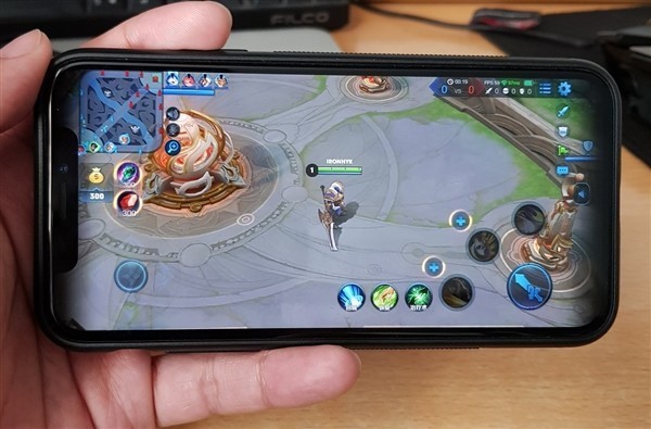 王者荣耀终于适配iPhone X 然而还有黑边