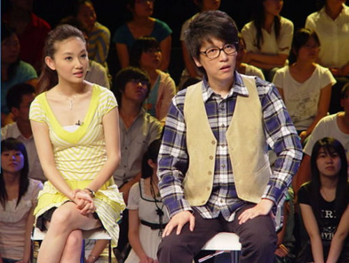 直播遇尴尬 主持人被玩残