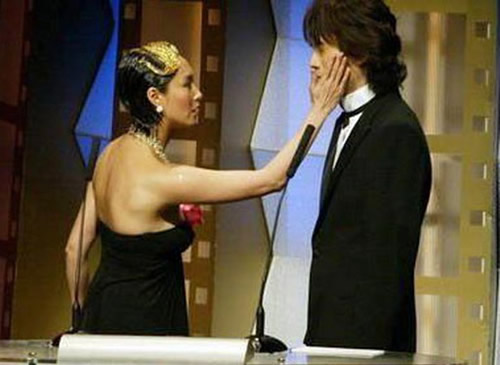 直播遇尴尬 主持人被玩残