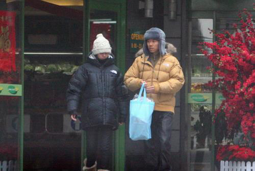 袁泉挺大肚逛街照曝光 老公夏雨悉心照料【转帖】