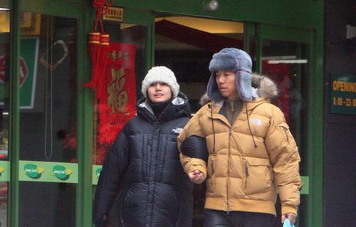 袁泉挺大肚逛街照曝光 老公夏雨悉心照料【转帖】