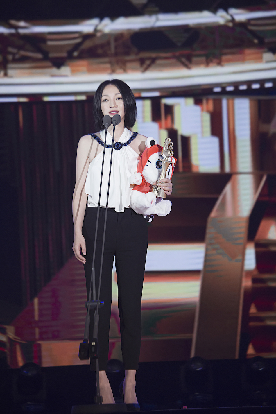 【转】周迅获大影节最佳女演员奖 现场连道三声感谢