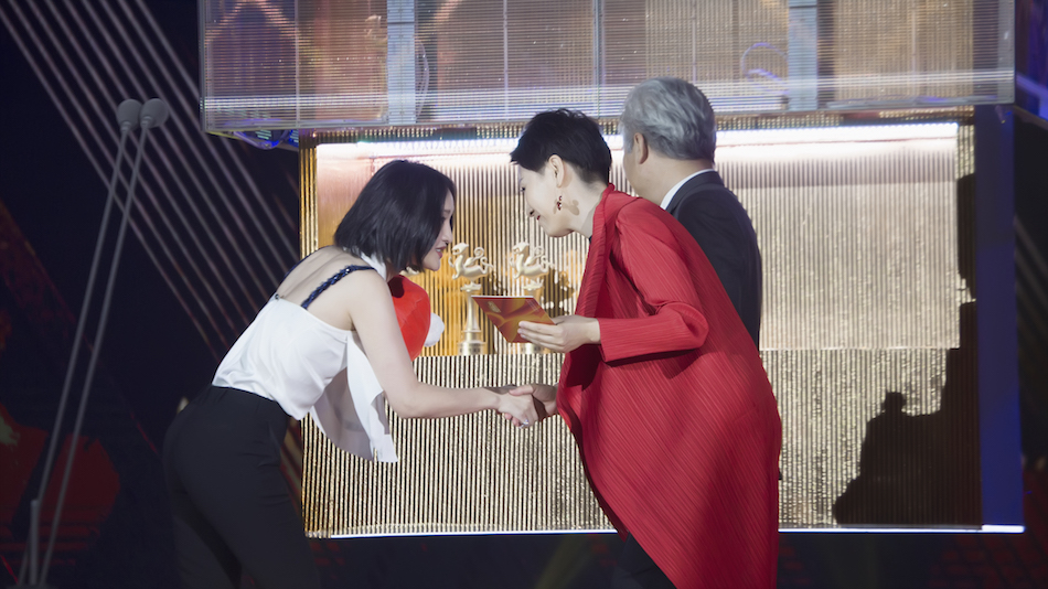 【转】周迅获大影节最佳女演员奖 现场连道三声感谢