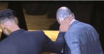 邓肯又双叒叕干了!致辞结束后老大爷摸马努头 网友:头发都没了就别薅了