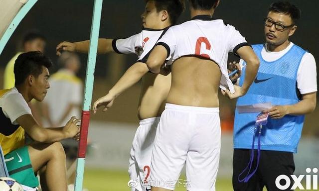 U18男足B队球员惊现大肚腩 输泰国越南原因找到了?
