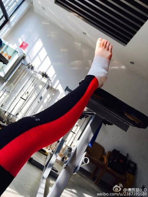 傅园慧夺首金打脸,练到缺氧摔断脚,倒数第1见鬼去!