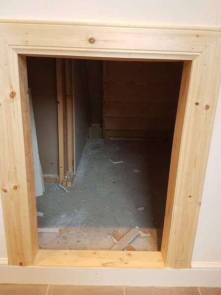 这狗狗和哈利波特都住在楼梯下面,可人家的房间明显好得不得了