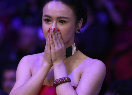 邹市明获WBO金腰带 冉莹颖怒吼助阵看表情这是真爱啊