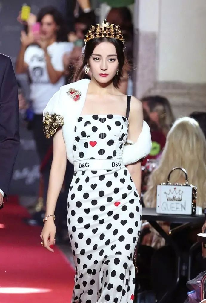 迪丽热巴扭臀走秀美如人鱼、范冰冰女王气场全开……明星走秀哪家强?