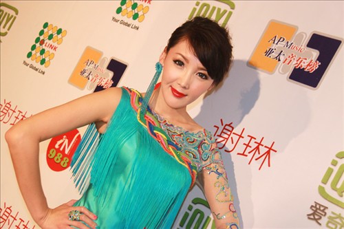 阿筎那蒙式华服惊艳吉隆坡 被赞蒙古流行音乐小天后