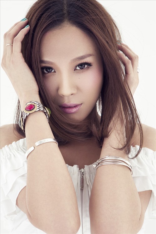 “性感女声”周童童 PK“美腿女神”莫文蔚