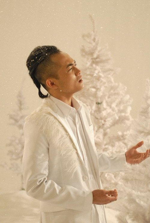 冯行龙《一个人的圣诞夜》酒精无法麻醉自己 脆弱的心在云中搁浅