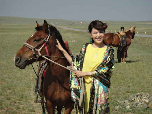 蒙古之花 乌兰图雅《凤凰飞》唱响自己演变成凤凰的过程