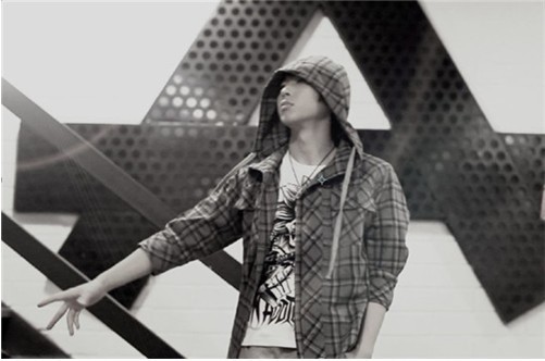 李魏西首支MV《改变自我》 跨界演时尚大片