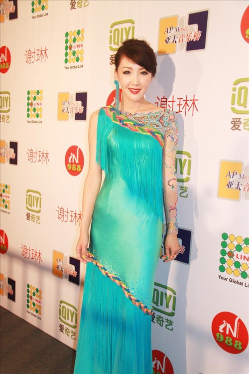 阿筎那蒙式华服惊艳吉隆坡 被赞蒙古流行音乐小天后