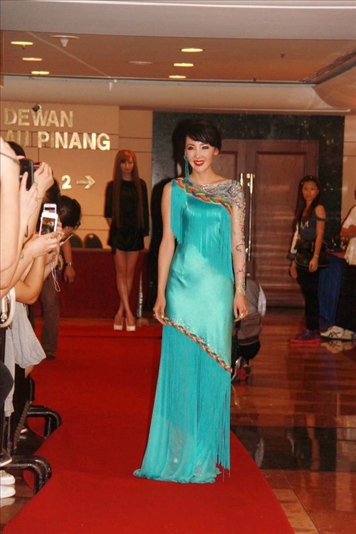 阿筎那蒙式华服惊艳吉隆坡  被赞蒙古流行音乐小天后