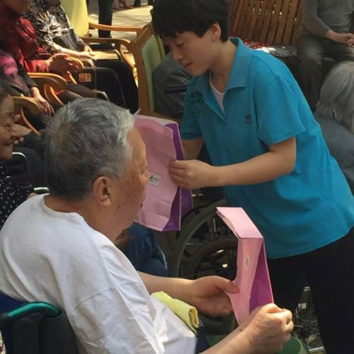 陆沅枫联手枫友元祖食品走进养老院做公益献爱心