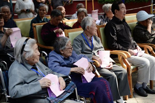 陆沅枫联手枫友元祖食品走进养老院做公益献爱心